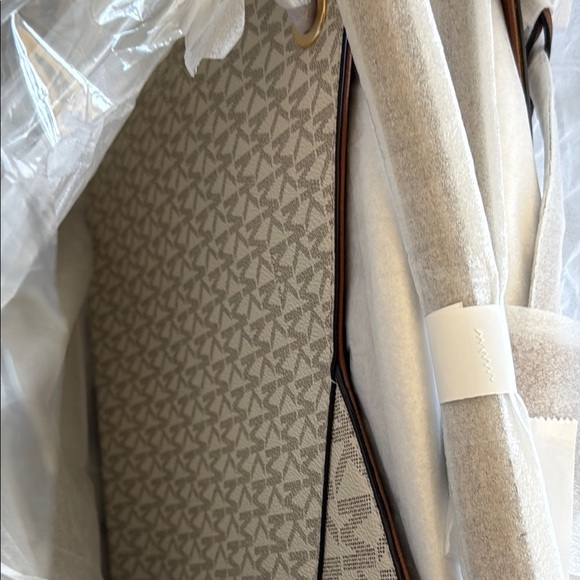 Michael Kors Patterned Tote with Gold Accents Women’s Girls Juniors NWT - Picture 7 of 8